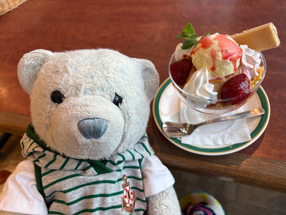 陶芸体験やガーデン散策が終わったら美味しいものを食べたよ。
1枚目はチョコレートフラッペ。
2枚目はレストランの前菜。
3枚目は平目の…なんだっけ？とにかく美味しかったよ。
4枚目はデザートのプリンアラモード。おかわりしたいくらい美味しかったよ。