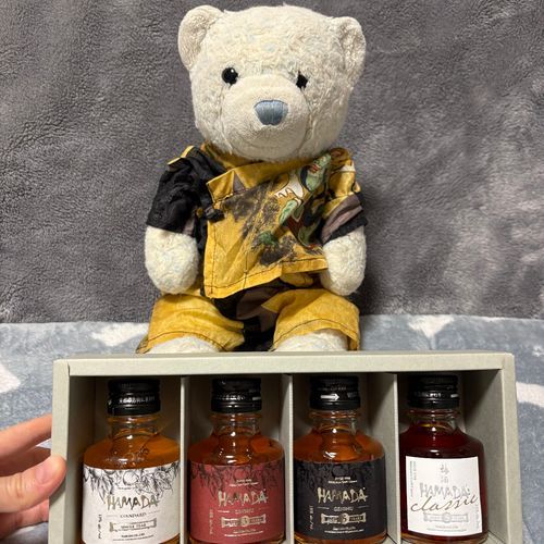 おやが誕生日プレゼントでもらったらしい梅酒飲み比べセット。けあは飲めないからつまんない。
珍しく裸足のけあに興味津々なおおくん。ちなみに寝てる間に靴下脱いで床に落としたから洗濯されてるよ。
3枚目は最近構ってあげれてなくて寂しそうにしてるおおくんをいっぱい撫でてあげてる写真だよ。寂しい思いさせてごめんね。

