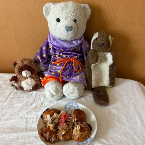 世間はGWですが、けあはおうちでたこ焼きを食べてます。
2,3枚目は最近食べたお菓子たち。
数日後に陸上を観に行く予定だから、それまでは質素な生活なんだって。豪遊したかったのにな。