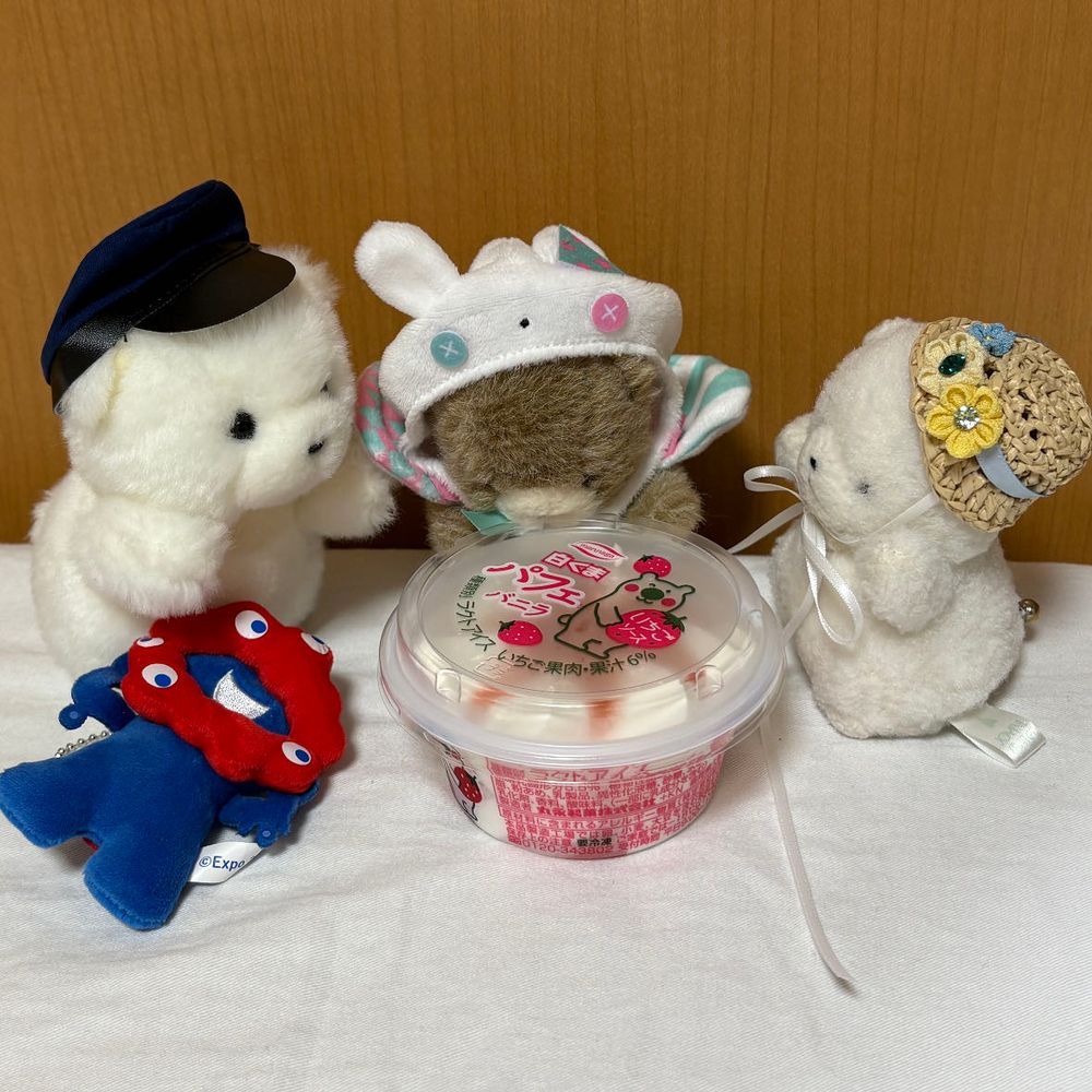 しろくまアイスをはっけん！ちびがたべるぞ！
ん？でか、どうしたんだ？シロクマが　しろくまアイスたべると　おなかこわすのか？
あー！なやんでるすきに　ちびおがたべはじめたぞ！ちびもたべる！でかもたべるぞ！おなかこわしたときは　ドンマイだ！