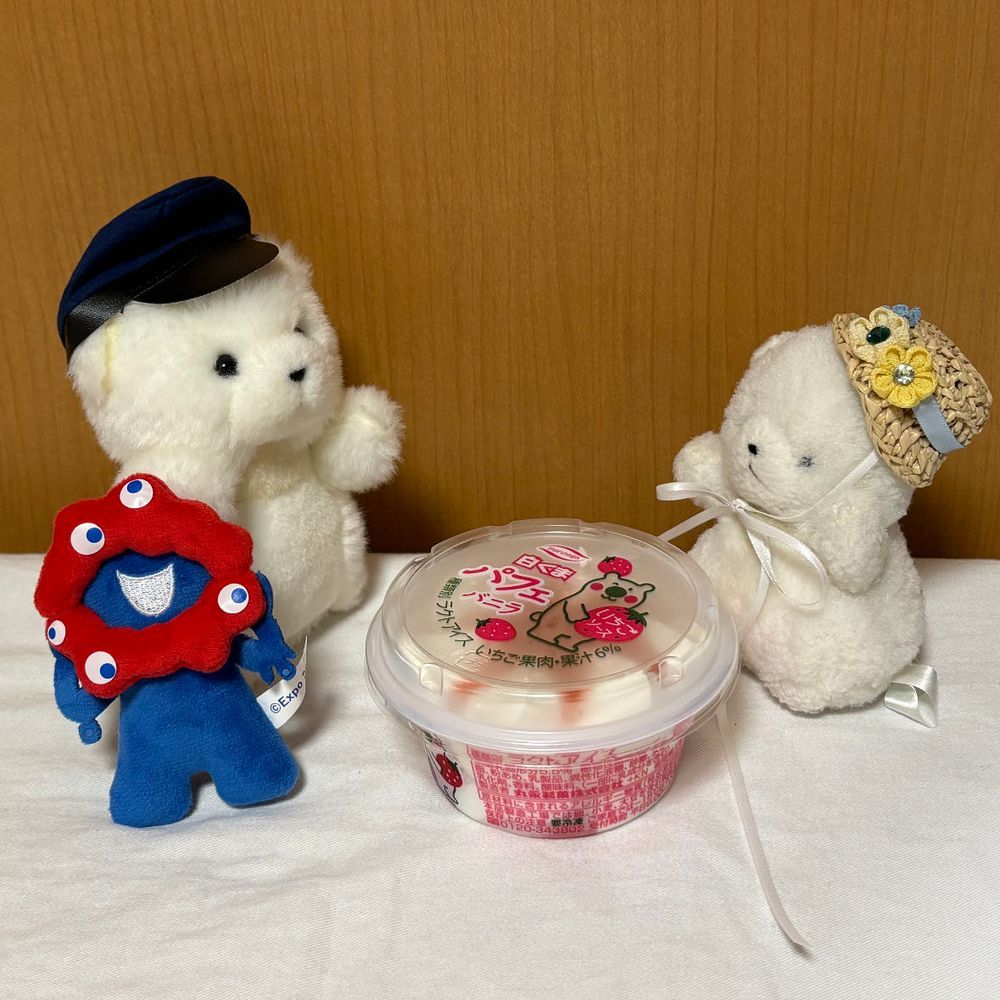 しろくまアイスをはっけん！ちびがたべるぞ！
ん？でか、どうしたんだ？シロクマが　しろくまアイスたべると　おなかこわすのか？
あー！なやんでるすきに　ちびおがたべはじめたぞ！ちびもたべる！でかもたべるぞ！おなかこわしたときは　ドンマイだ！
