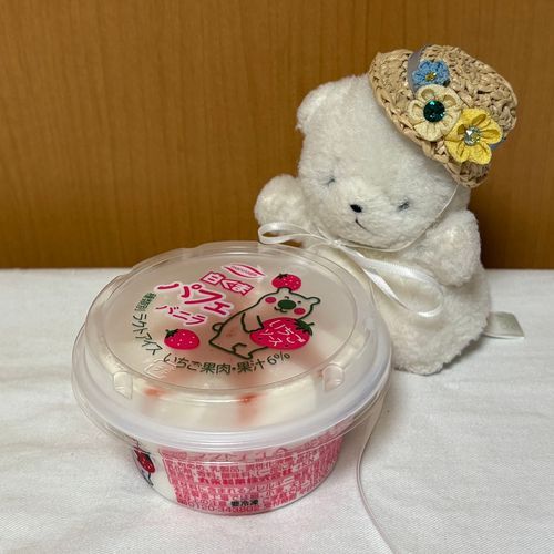 しろくまアイスをはっけん！ちびがたべるぞ！
ん？でか、どうしたんだ？シロクマが　しろくまアイスたべると　おなかこわすのか？
あー！なやんでるすきに　ちびおがたべはじめたぞ！ちびもたべる！でかもたべるぞ！おなかこわしたときは　ドンマイだ！