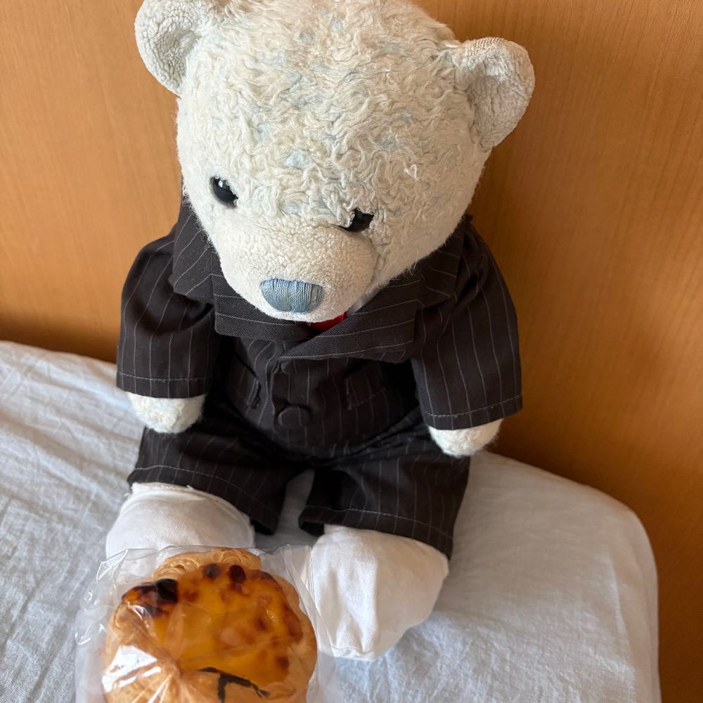 母の日だから正装してあげたんだけど、肝心のお花を買い忘れたよ。
諦めておやのパンを奪い取って食べることにしたよ。
1枚目はチキン南蛮パン、2枚目はエッグタルト。
正装けあカッコいいでしょ。
