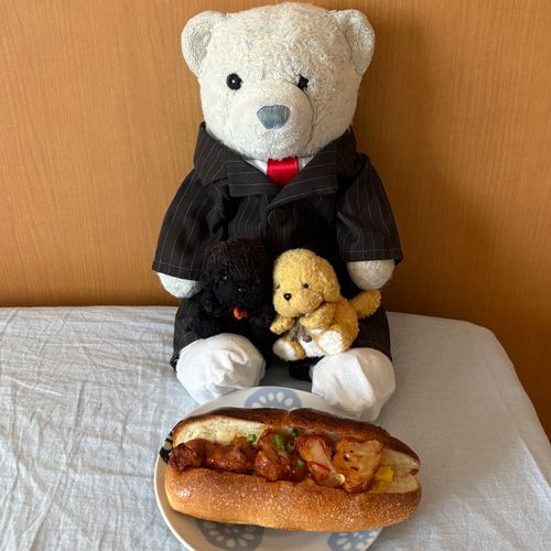 母の日だから正装してあげたんだけど、肝心のお花を買い忘れたよ。
諦めておやのパンを奪い取って食べることにしたよ。
1枚目はチキン南蛮パン、2枚目はエッグタルト。
正装けあカッコいいでしょ。