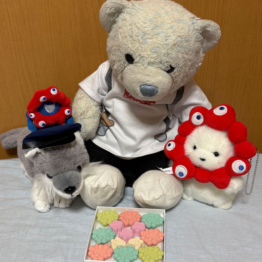 もらったミャクミャクの和三盆を食べようとしたら、うちのミャクミャク大好きっ子が寄ってきたよ。
和三盆、ちゃんとミャクミャク型で可愛すぎて食べれないよ。
あれ、おおくんとでか、いつのまにかファッションチェンジしてる？