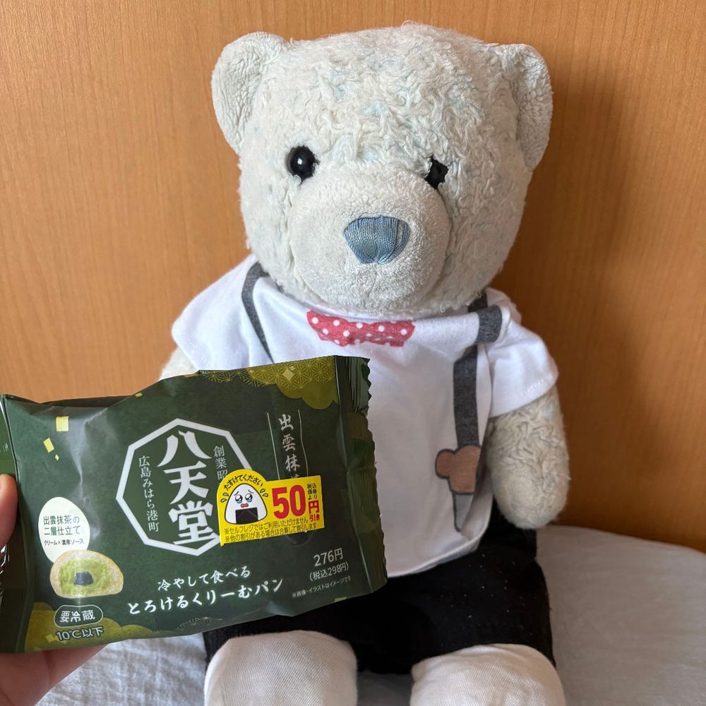 けあが最近食べた甘いものをご紹介。
1枚目　さくら餡のあんみつ
2枚目　半額になってた果物
3枚目　抹茶くりーむパン
甘いもの食べすぎかな？まぁいいよね。