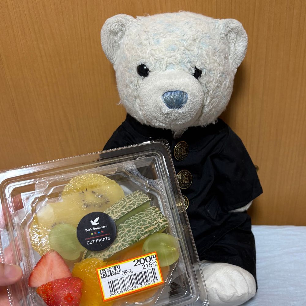 けあが最近食べた甘いものをご紹介。
1枚目　さくら餡のあんみつ
2枚目　半額になってた果物
3枚目　抹茶くりーむパン
甘いもの食べすぎかな？まぁいいよね。