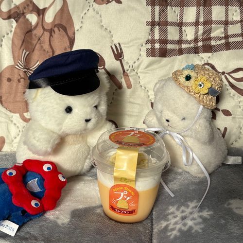 れいぞうこをあさったぞ！モンブランをはっけん！
でか、いっしょにたべるぞ！
ふちがたかくて　とどかないぞ…！
