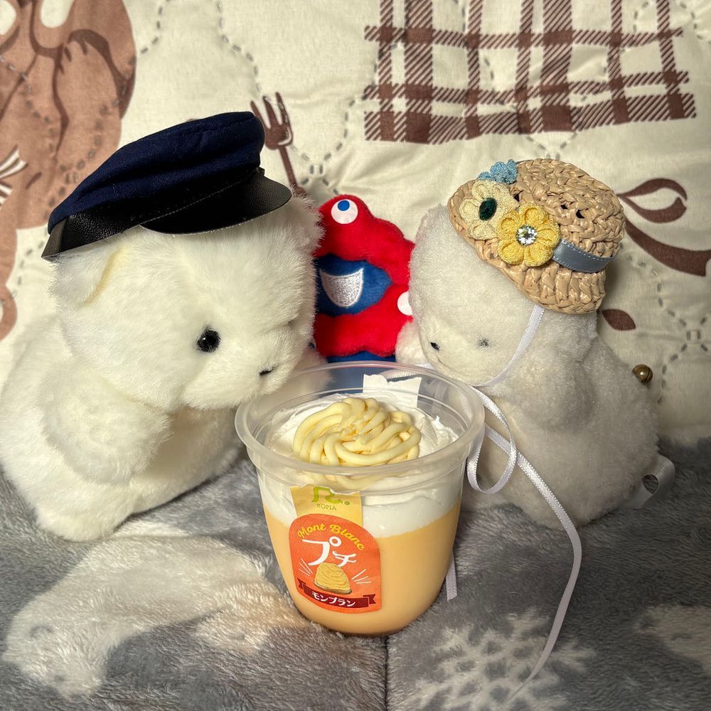 れいぞうこをあさったぞ！モンブランをはっけん！
でか、いっしょにたべるぞ！
ふちがたかくて　とどかないぞ…！