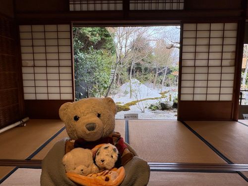 興聖寺の続きだよ。(違ってたらごめんなさい)
茶室とかもあっていっぱい楽しめたよ。
けあ、こういうところで昼寝してみたいんだ。ちびは走り回りたいって言ってたよ。ちあは外で番犬をしたいみたい。