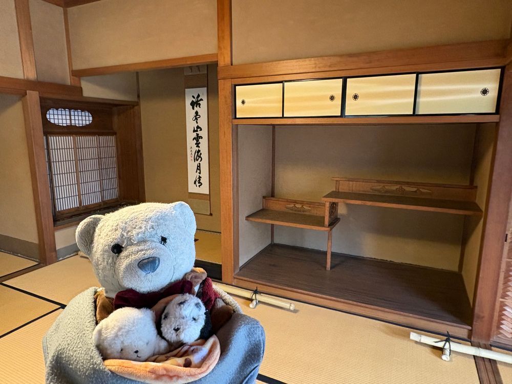 興聖寺の続きだよ。(違ってたらごめんなさい)
茶室とかもあっていっぱい楽しめたよ。
けあ、こういうところで昼寝してみたいんだ。ちびは走り回りたいって言ってたよ。ちあは外で番犬をしたいみたい。