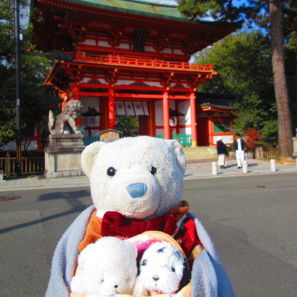 次はあぶり餅を食べに今宮神社へ。
と思ったら、あぶり餅が大行列。30分以上待ちそうだったから渋々断念。
今宮神社だけ参拝したよ。
ここは落ち着くところなんだ。