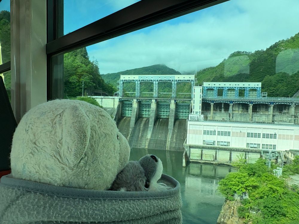 今日は4時半に起きて只見線の旅をしてきたよ。
絶景路線って言われるだけあって、すごくキレイな景色を楽しんだよ。
また今度写真載せるね。