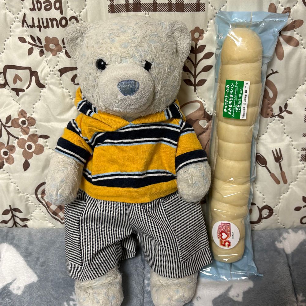 セブンイレブンの増量パンをゲットしたよ。
けあの身長に近い大きさでビックリしたよ。ギリギリけあの勝ちだね。
昨日の生足の件は見せないよ。恥ずかしいからね。