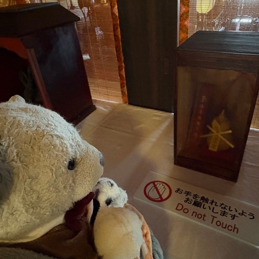 京都旅行の写真に戻るよ。
ひょうたん寺として有名な福勝寺。特別公開してたよ。
色んな宝物があって感動したよ。
ちびは昼寝から起きてくれなかったよ。
