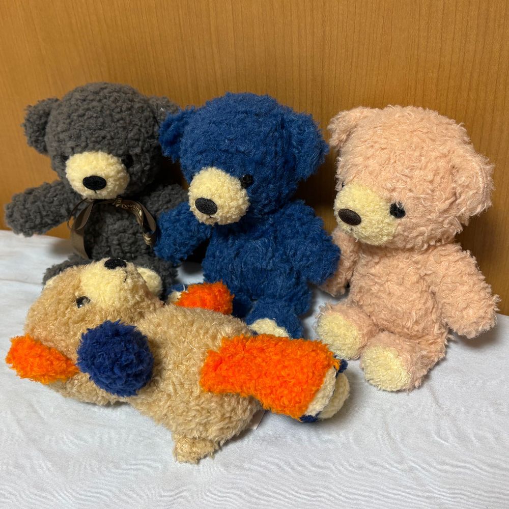 びいのお迎え会は似たカラーのクマたちがお出迎え。
クマのフカフカシリーズの子たちで記念撮影してたよ。
3枚目は、特に顔の整ってる子たちにデレデレしてるびい。生まれつきの面食いだね。
でも最終的にブルーベリーちゃんと仲良くなってたよ。ブルーベリーちゃんもアイドル好きだから、気が合いそうだね。