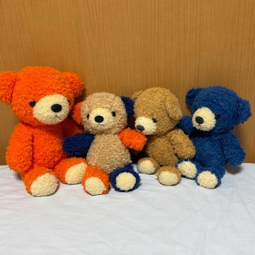 びいのお迎え会は似たカラーのクマたちがお出迎え。
クマのフカフカシリーズの子たちで記念撮影してたよ。
3枚目は、特に顔の整ってる子たちにデレデレしてるびい。生まれつきの面食いだね。
でも最終的にブルーベリーちゃんと仲良くなってたよ。ブルーベリーちゃんもアイドル好きだから、気が合いそうだね。