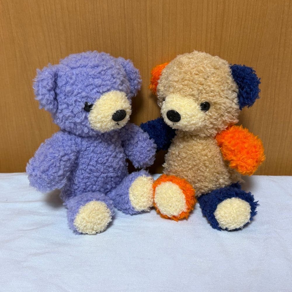 びいのお迎え会は似たカラーのクマたちがお出迎え。
クマのフカフカシリーズの子たちで記念撮影してたよ。
3枚目は、特に顔の整ってる子たちにデレデレしてるびい。生まれつきの面食いだね。
でも最終的にブルーベリーちゃんと仲良くなってたよ。ブルーベリーちゃんもアイドル好きだから、気が合いそうだね。