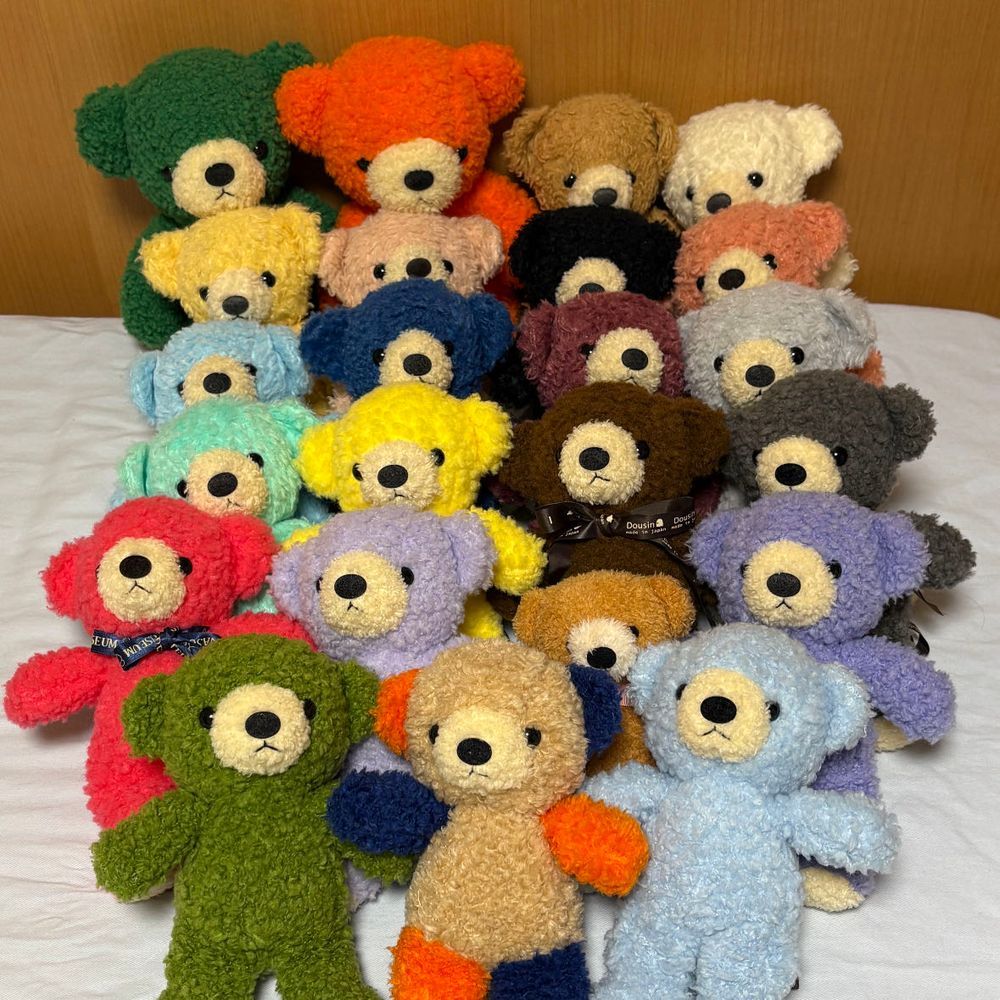 びいのお迎え会は似たカラーのクマたちがお出迎え。
クマのフカフカシリーズの子たちで記念撮影してたよ。
3枚目は、特に顔の整ってる子たちにデレデレしてるびい。生まれつきの面食いだね。
でも最終的にブルーベリーちゃんと仲良くなってたよ。ブルーベリーちゃんもアイドル好きだから、気が合いそうだね。
