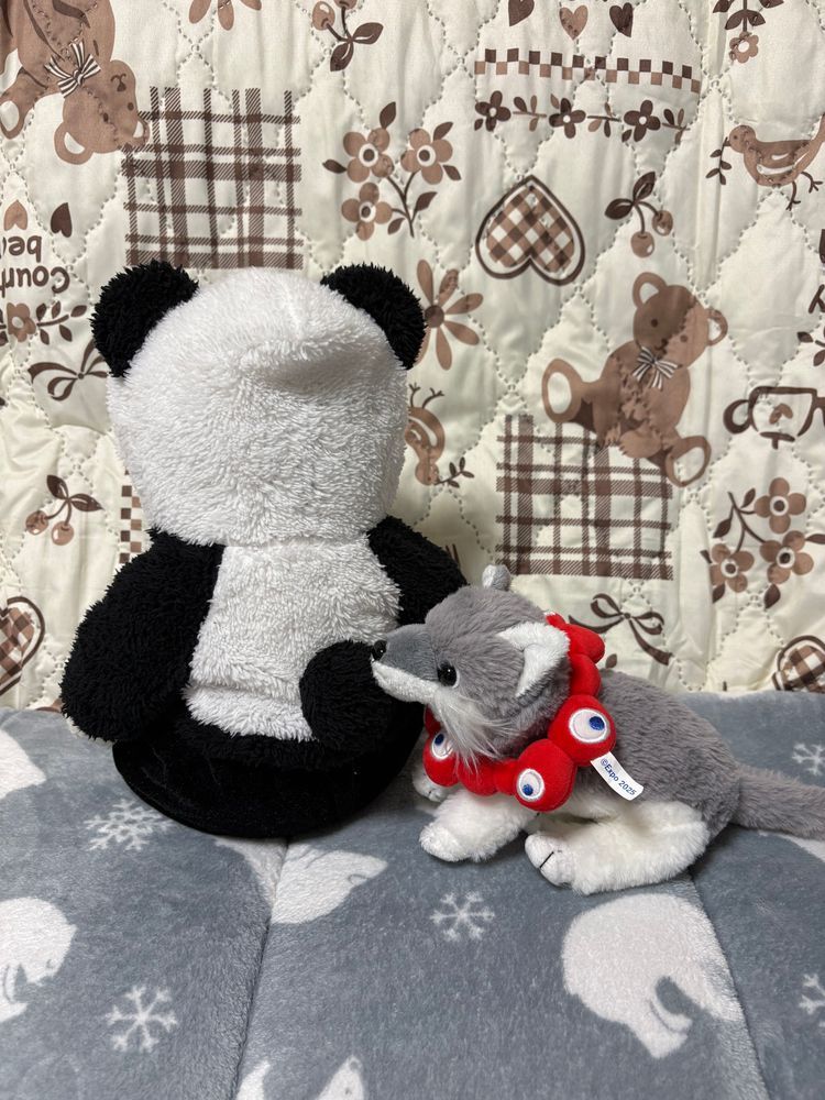クリーム増量まるごとバナナがあったから買ってみたよ。おおくんは大きさ比べしてたみたい。
カロリー爆弾だから1日に半分しか食べさせてもらえなかったよ。
おおくんはけあの尻尾が気になるみたい。
ああっ、またフード取られた。パンダのフリはやめてって怒られたよ。おおくんは手厳しい。