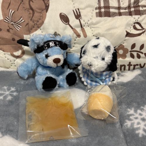 にんにんくんともなかを食べるよ✨
卵形のもなかに桃餡を自分で入れて食べるみたい❣️
なんとか完成したけどちょっと餡子がはみ出ちゃった🤣桃の食感がして美味しかったよ😋