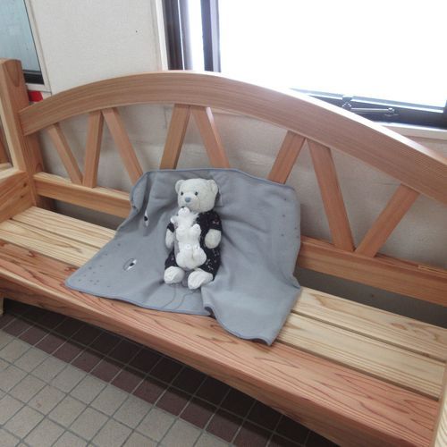 会津川口駅に着いたのは8時過ぎ。まだ観光協会も開いてなかったから、駅のベンチでいい子に佇むけあと遊んでほしいおおくん。
観光協会が開いたらレンタサイクルを借りて観光したよ。
2枚目はオススメされたビュースポット。すごくキレイだね。
3枚目は昔の立派なおうち。
4枚目は赤かぼちゃソフト。おおくんが狙った顔してるね。