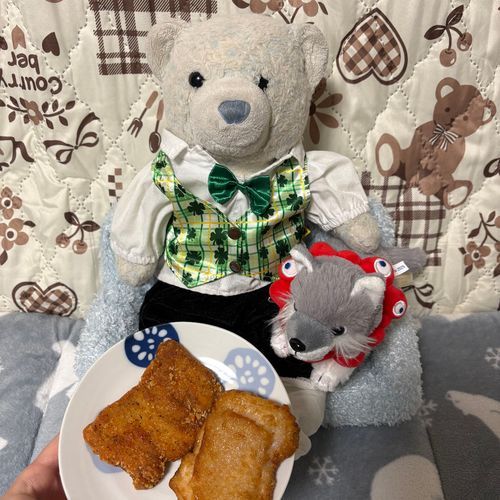 先週セブンイレブンで買った揚げどりとザクチキ。半額でお得に買えたよ。おおくんが珍しく獣モードだね。
2枚目は山形のお土産でもらった腰掛け庵のわらび餅。けあが独り占めしたいのにおおくんも狙ってるね。