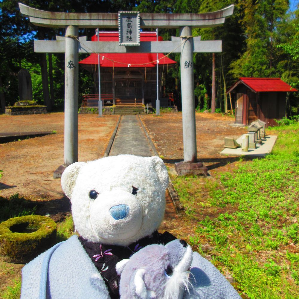 金山町の自転車の旅はまだ続くよ。
1枚目は金山町のゆるキャラ、かぼまる。おおくんが興味津々だね。
2,3枚目は地元の神社とお堂。こういう地域に根ざした神社仏閣は趣があるね。
4枚目は田んぼに反射する青空があまりにキレイで記念撮影。なぜかブサイクな顔してるおおくん。