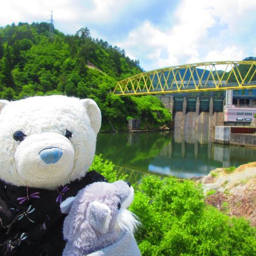 福島県　本名ダム
このダムも東北電力のダムだよ。上田ダムよりおっきい気がしたよ。
おおくんはダムに興味津々だね。
2,3枚目は素敵な形の橋だよ。
4枚目は駅で食べたお弁当。飲食店が臨時休業や定休日でしまってて焦ったけど、駅でお弁当が売ってて助かったよ。
飲み物は天然炭酸水。あまりのおいしさにビックリしたよ。