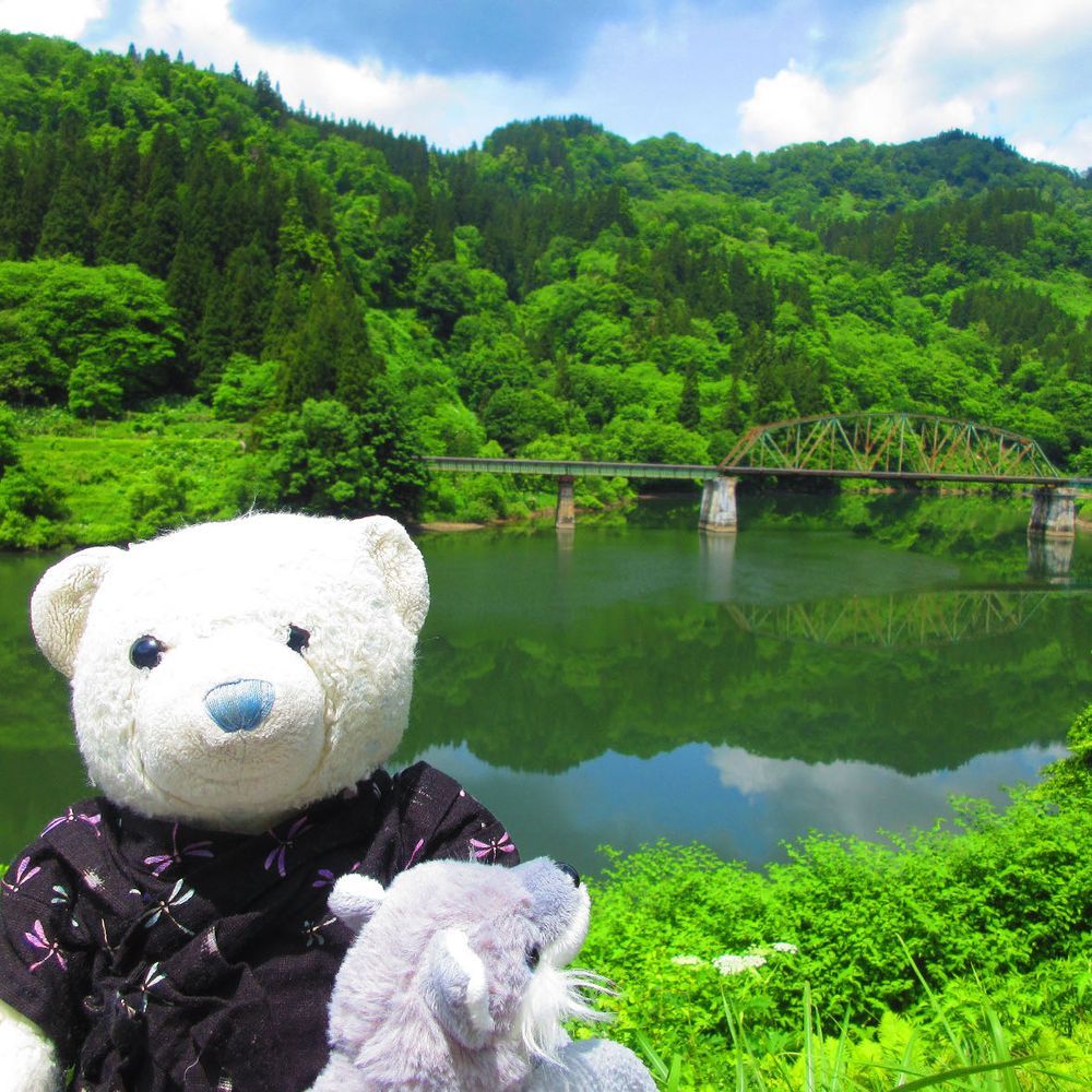 福島県　本名ダム
このダムも東北電力のダムだよ。上田ダムよりおっきい気がしたよ。
おおくんはダムに興味津々だね。
2,3枚目は素敵な形の橋だよ。
4枚目は駅で食べたお弁当。飲食店が臨時休業や定休日でしまってて焦ったけど、駅でお弁当が売ってて助かったよ。
飲み物は天然炭酸水。あまりのおいしさにビックリしたよ。