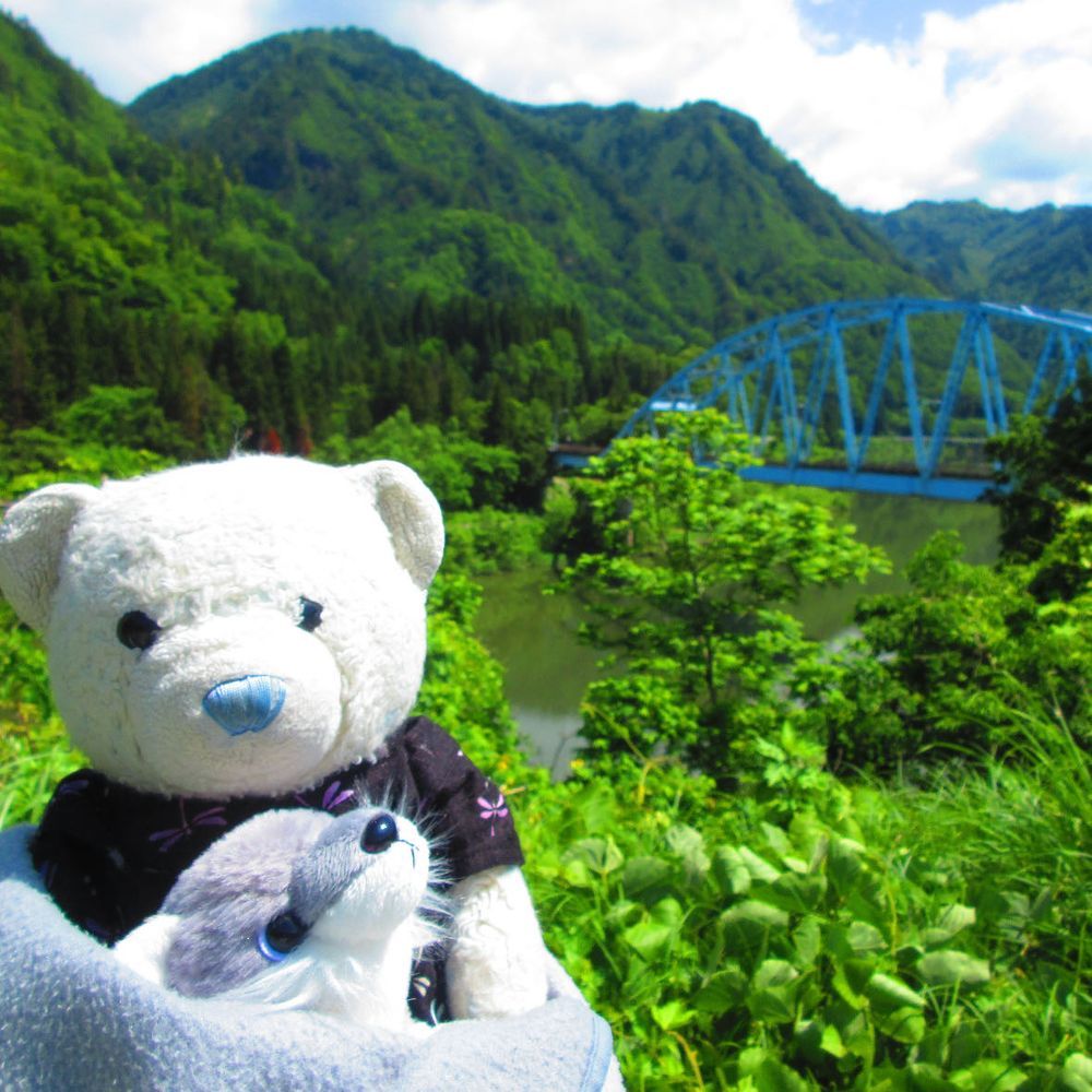 福島県　本名ダム
このダムも東北電力のダムだよ。上田ダムよりおっきい気がしたよ。
おおくんはダムに興味津々だね。
2,3枚目は素敵な形の橋だよ。
4枚目は駅で食べたお弁当。飲食店が臨時休業や定休日でしまってて焦ったけど、駅でお弁当が売ってて助かったよ。
飲み物は天然炭酸水。あまりのおいしさにビックリしたよ。