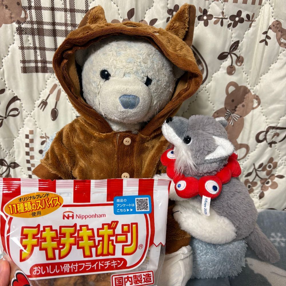 久しぶりに好きなチキチキボーンを買ってもらったよ。オーブントースターで少し焦がして食べるのが好きなんだ。
2枚目はお土産でもらった山形のさくらんぼ。これが美味しいんだ。
おおくんはイノシシけあに不満そう。
けあは亥年生まれだから脱がせちゃダメって言ったら渋々静かにしてくれたよ。