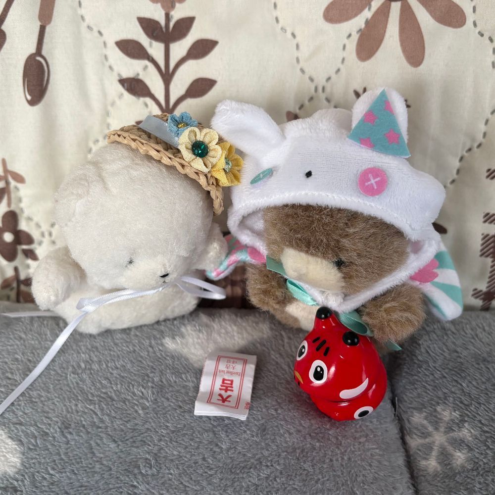 おきあがりこぼしあかべこを　ゆらして　あそんでたぞ！
ん？なんだ？そこがあいたぞ？
なかから　おみくじがでてきたぞ！
だいきちだ！いいことありそうだ！