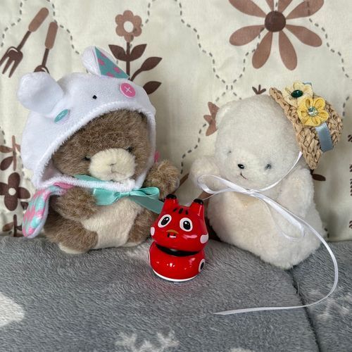 おきあがりこぼしあかべこを　ゆらして　あそんでたぞ！
ん？なんだ？そこがあいたぞ？
なかから　おみくじがでてきたぞ！
だいきちだ！いいことありそうだ！