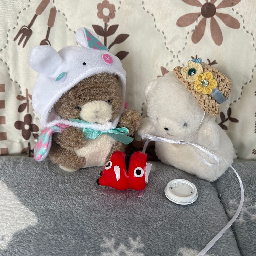 おきあがりこぼしあかべこを　ゆらして　あそんでたぞ！
ん？なんだ？そこがあいたぞ？
なかから　おみくじがでてきたぞ！
だいきちだ！いいことありそうだ！