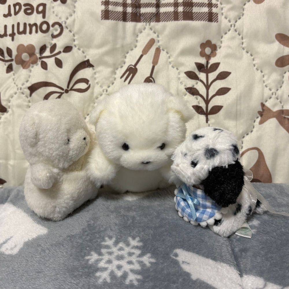 けあとおおくんがおやにサーキュラーちゃんとミャクミャクを返してって言いに行ったら、ちびちあに叱られたよ。泣けばお兄ちゃんたちが何とかしてくれると学習したら良くないって。その通りだね。
ちびちあが、でか自らがおやに交渉しようって教えてあげてたよ。
頑張って交渉したでかのもとに、サーキュラーちゃんとミャクミャクが戻ってきたよ。これで一安心。でか、嬉しそうだね。
代わりにおやのお出かけにはけあが付き合わされることになったよ。やれやれ。