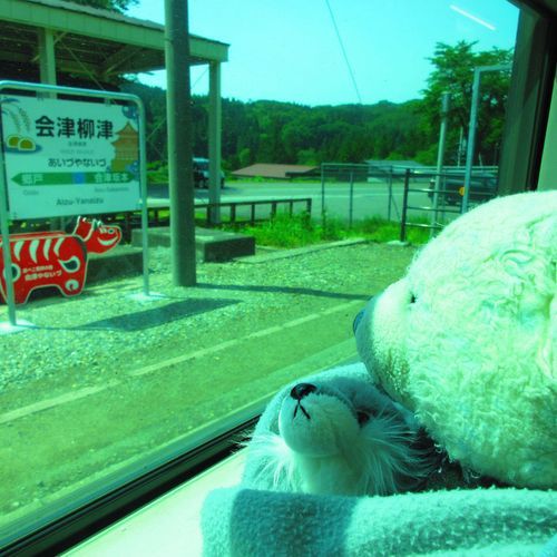 只見線の旅に戻るよ。
金山町観光が終わって、会津川口駅から会津若松駅に向かったよ。
1枚目　途中で通った会津柳津は赤べこ発祥の地。
2枚目　車窓から見えたダム？
3枚目　車窓から見えた磐梯山。
4枚目　おやとにらめっこして遊ぶおおくん。