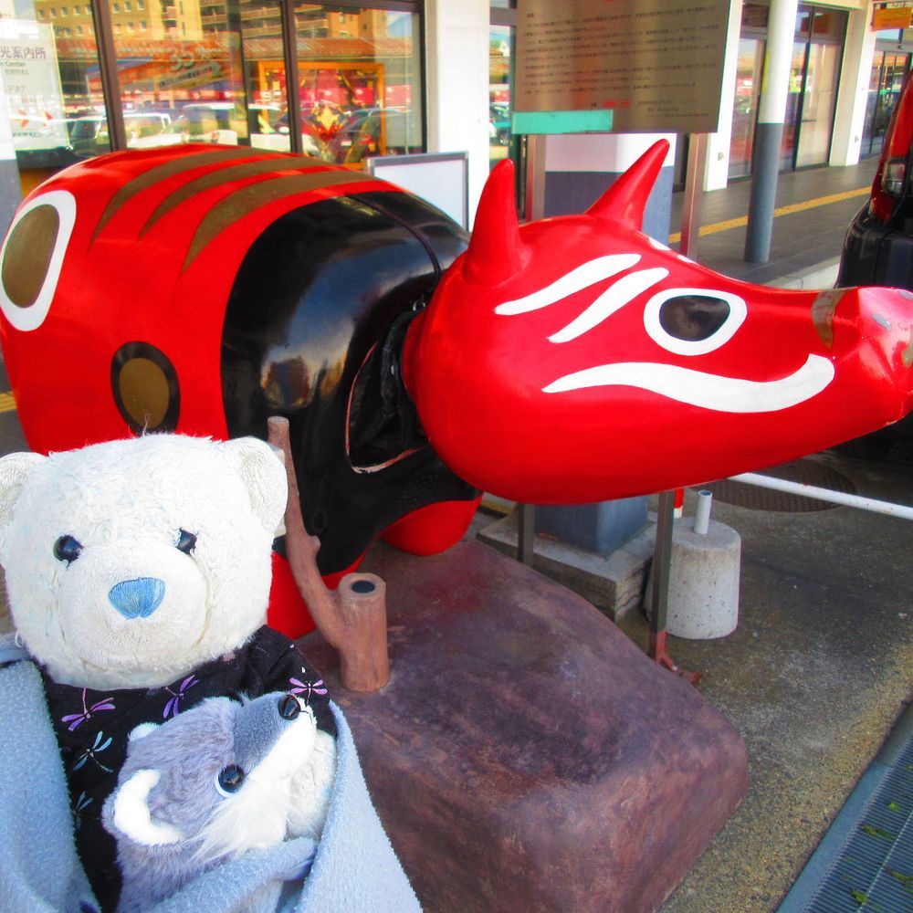 只見線の旅は七日町駅で降りて終了。
本当はさざえ堂を見にいきたかったけど、おやの体力的に断念。
2枚目は会津若松で有名な和菓子の長門屋さんだよ。
3枚目は会津若松駅にあったおっきなあかべこ。
4枚目はバスターミナルで会津産りんごジュース。おおくんが気に入ってたよ。

これにて只見線の旅の投稿はおしまい。
今回もお付き合いありがとう。