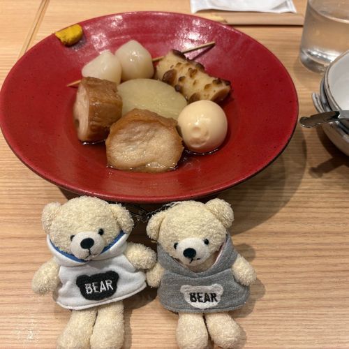 けあだよ。引き続きスパイたちを食事に派遣したよ。
けあは味覚共有してもらったよ。
おでんにうどんにポテサラにとうもろこし天…ほかのニンゲンと分けたとはいえ、食べ過ぎじゃない？
ポテサラはスパイたちがまぜまぜしてたよ。優秀なスパイたちだね。