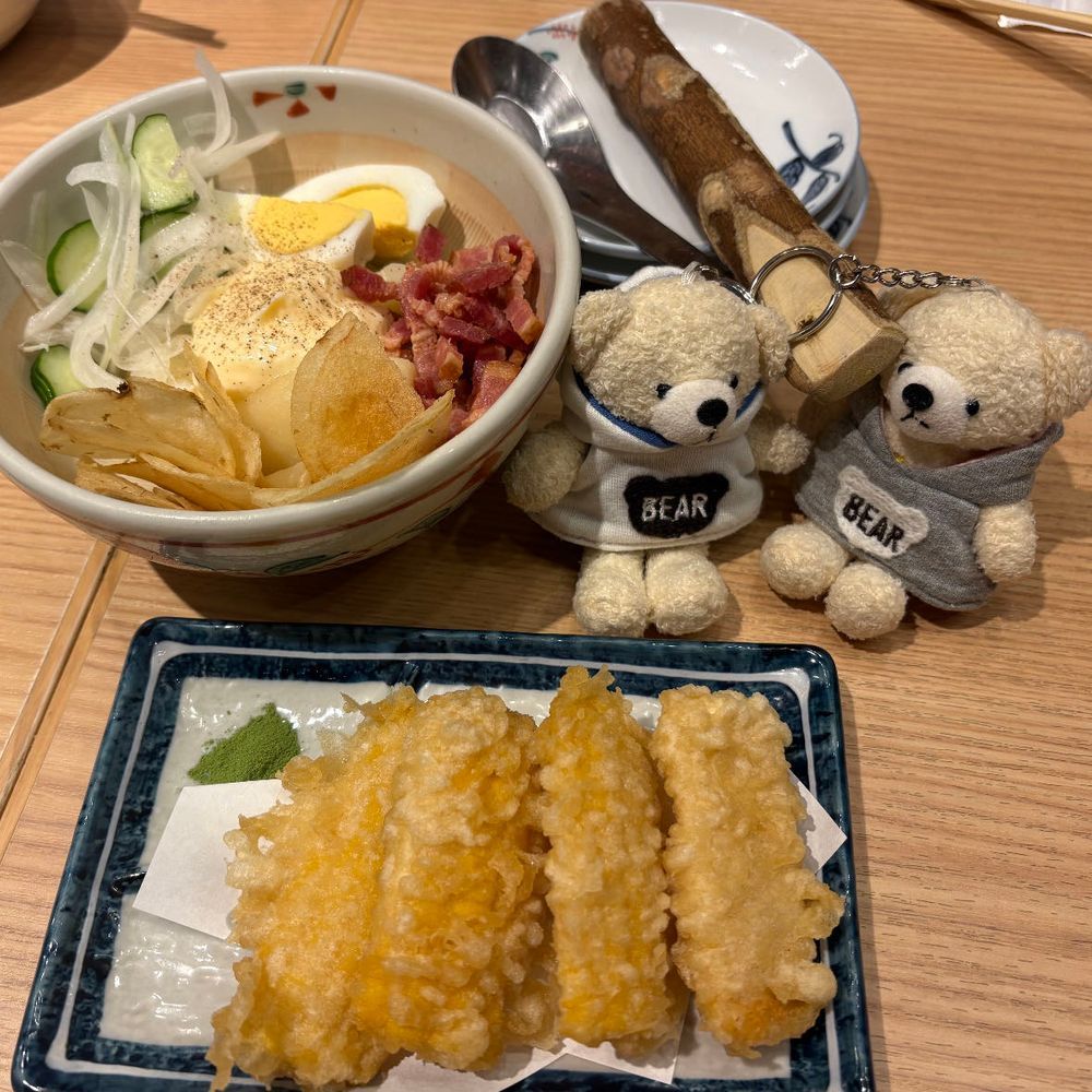 けあだよ。引き続きスパイたちを食事に派遣したよ。
けあは味覚共有してもらったよ。
おでんにうどんにポテサラにとうもろこし天…ほかのニンゲンと分けたとはいえ、食べ過ぎじゃない？
ポテサラはスパイたちがまぜまぜしてたよ。優秀なスパイたちだね。