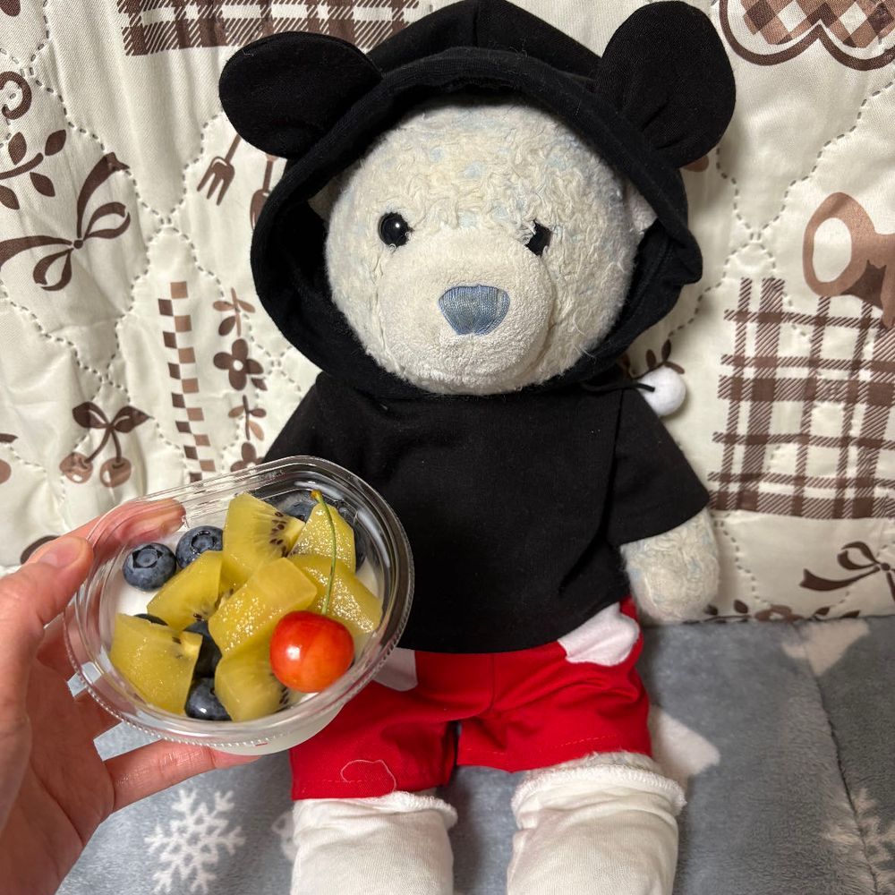 最近ハマってるフルーツたっぷり杏仁豆腐。
近くのスーパーでおやの仕事帰りに行くと値引きされてるんだ。
新鮮な果物と甘い杏仁豆腐の組み合わせが最高なんだ。
期間限定販売のようだけど、通年で売ってほしいよ。