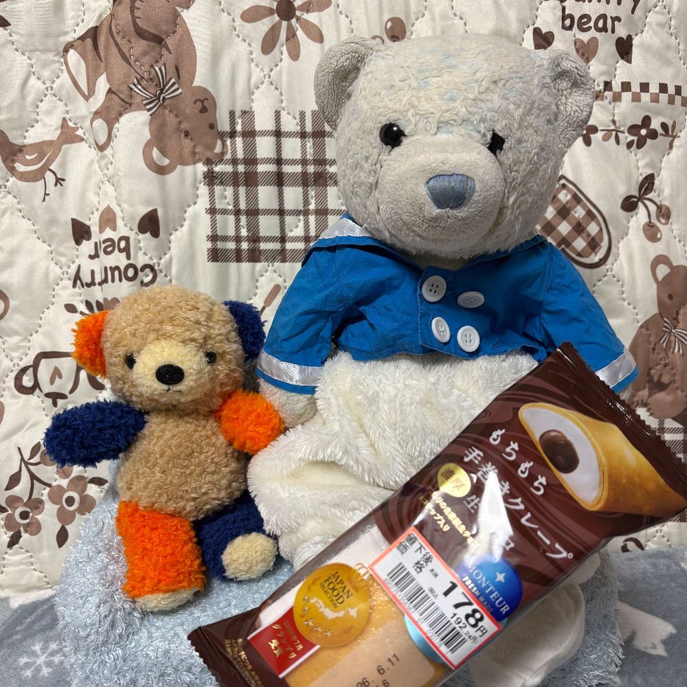 値引きされてたお菓子を買ってみたよ。
干し芋だと勘違いして買ったから、あけてビックリしたよ。小さいけど上品な味で美味しいんだ。気に入ったよ。
3枚目は値引きされてるチョコクレープ。びいと仲良くわけて食べたよ。