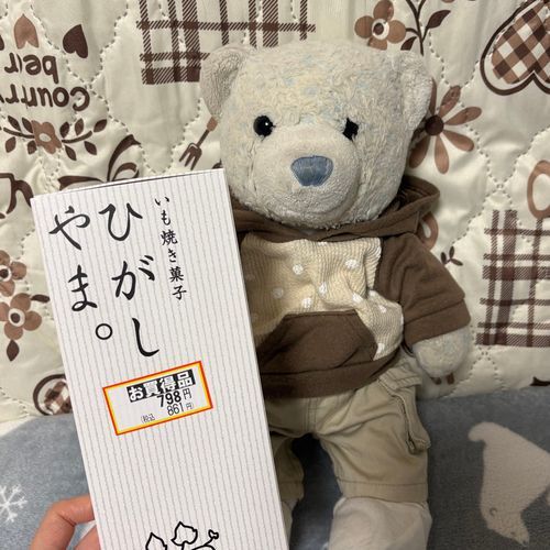 値引きされてたお菓子を買ってみたよ。
干し芋だと勘違いして買ったから、あけてビックリしたよ。小さいけど上品な味で美味しいんだ。気に入ったよ。
3枚目は値引きされてるチョコクレープ。びいと仲良くわけて食べたよ。
