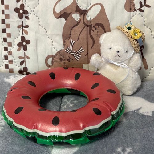 けあに　うきわをもらったぞ！
さっそくつけたぞ！ん？ゆるいぞ！
ちびおにも　ゆるいようだ！
でかには　ピッタリサイズだ！せなかに　ミャクミャクをのせても　だいじょうぶ！これは　でかにプレゼントだ！