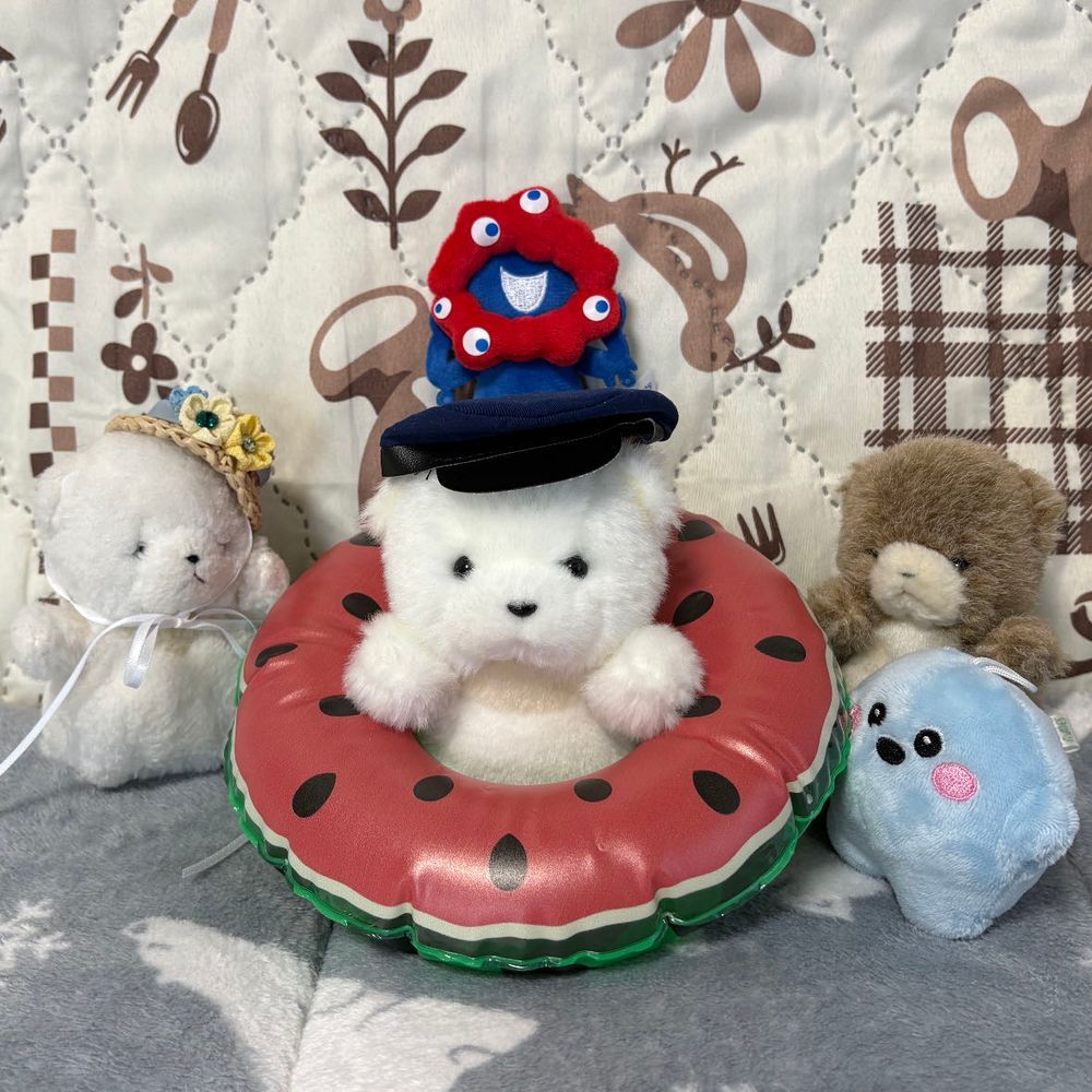 けあに　うきわをもらったぞ！
さっそくつけたぞ！ん？ゆるいぞ！
ちびおにも　ゆるいようだ！
でかには　ピッタリサイズだ！せなかに　ミャクミャクをのせても　だいじょうぶ！これは　でかにプレゼントだ！