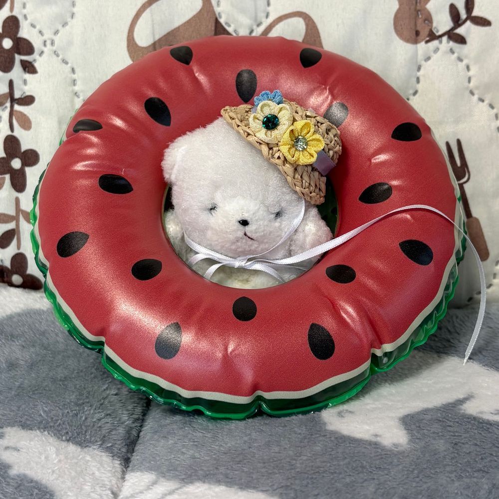 けあに　うきわをもらったぞ！
さっそくつけたぞ！ん？ゆるいぞ！
ちびおにも　ゆるいようだ！
でかには　ピッタリサイズだ！せなかに　ミャクミャクをのせても　だいじょうぶ！これは　でかにプレゼントだ！