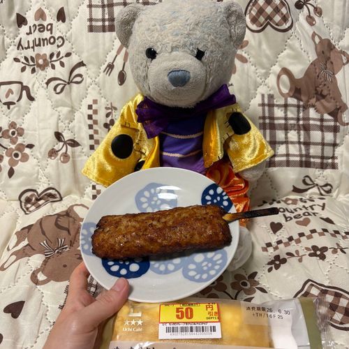 盛りすぎチャレンジは失敗。チョコクレープとどらもっちが欲しかったんだけど、売り切れちゃってたよ。
つくね棒はなんとかゲットしたよ。あとは値引きクレープでガマン。
2枚目は旅の途中でゲットした合わせすぎパン。朝早くておおくんが眠いモードだね。