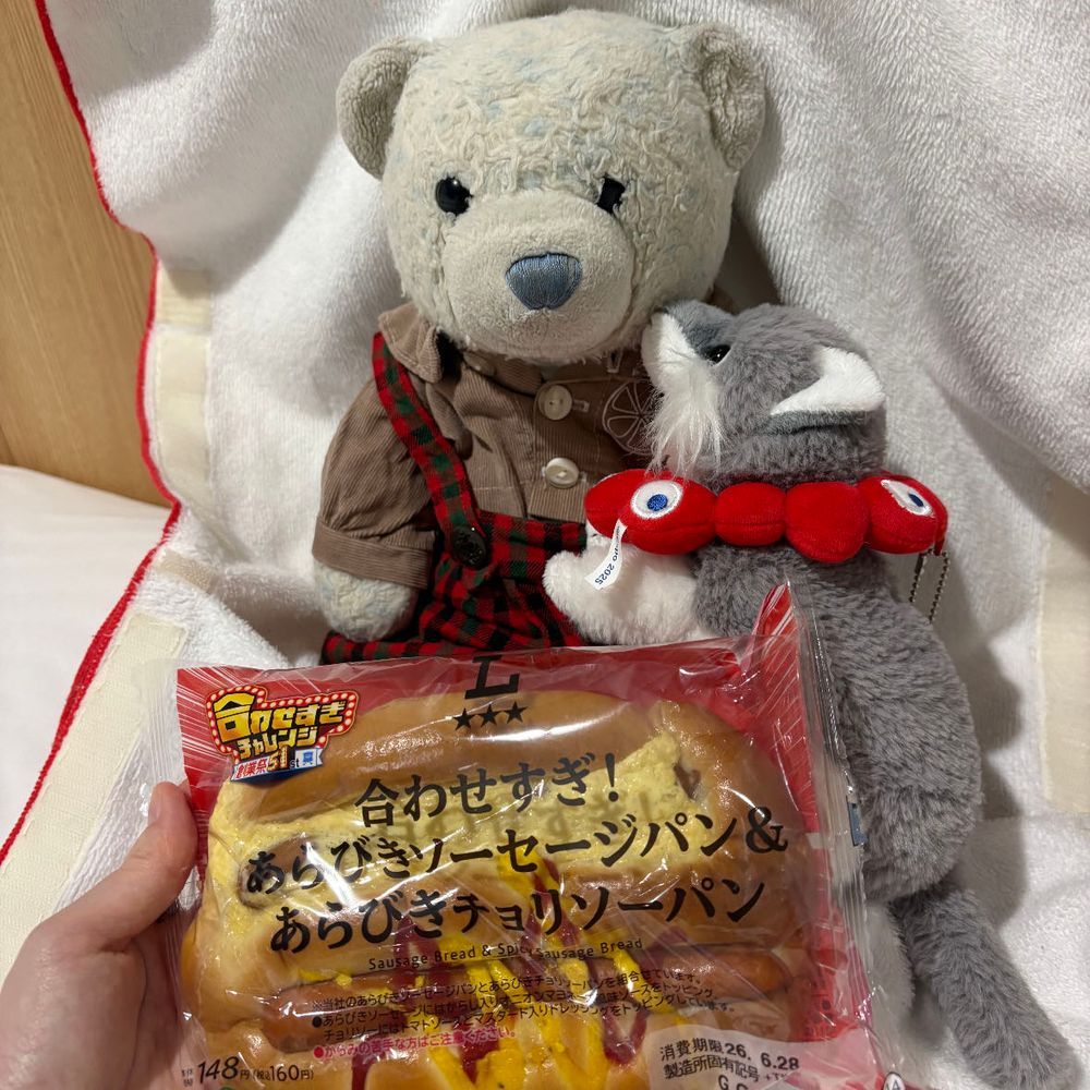 盛りすぎチャレンジは失敗。チョコクレープとどらもっちが欲しかったんだけど、売り切れちゃってたよ。
つくね棒はなんとかゲットしたよ。あとは値引きクレープでガマン。
2枚目は旅の途中でゲットした合わせすぎパン。朝早くておおくんが眠いモードだね。