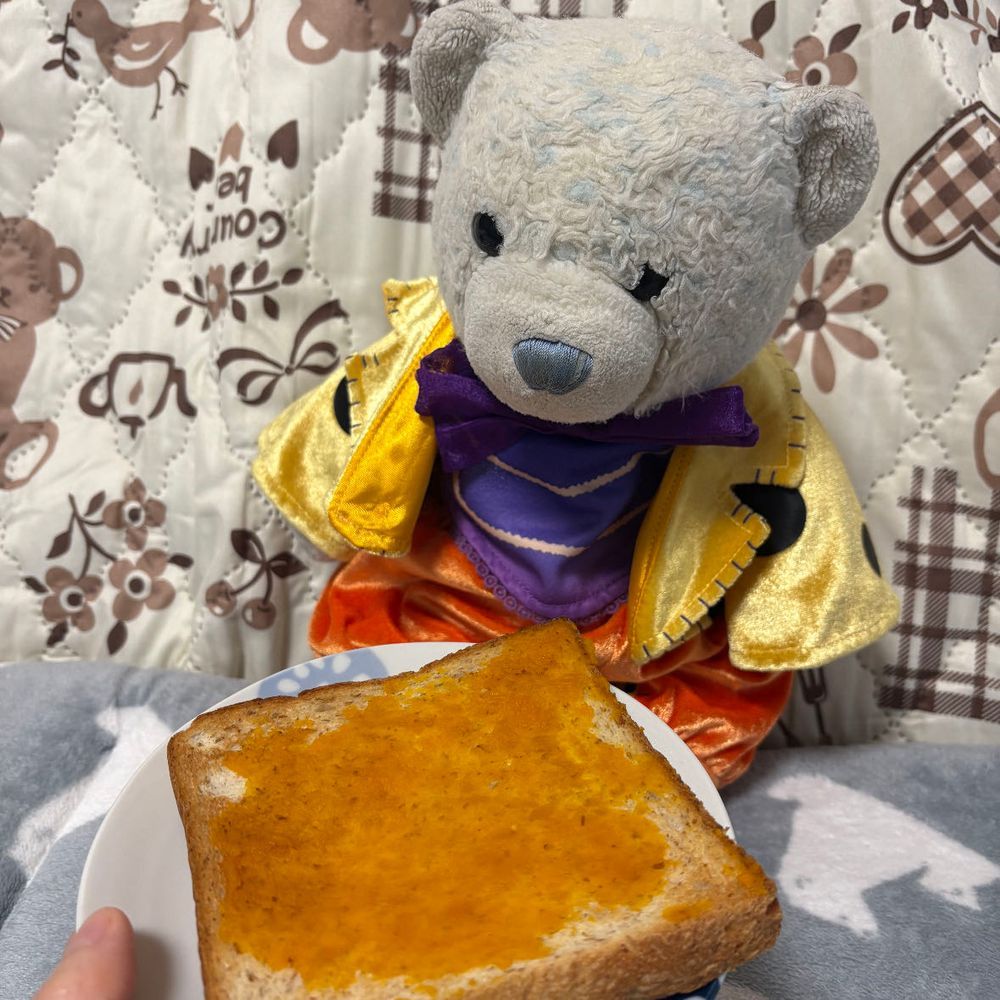 金山町で買った赤かぼちゃ塩ジャムを食べてみるよ。
原材料は赤かぼちゃと砂糖と塩だけ。体に良さそうだね。
うん、これは美味しいね。
けあの服もカボチャっぽいのを選んでみたよ。ハロウィン仕様になっちゃったね。