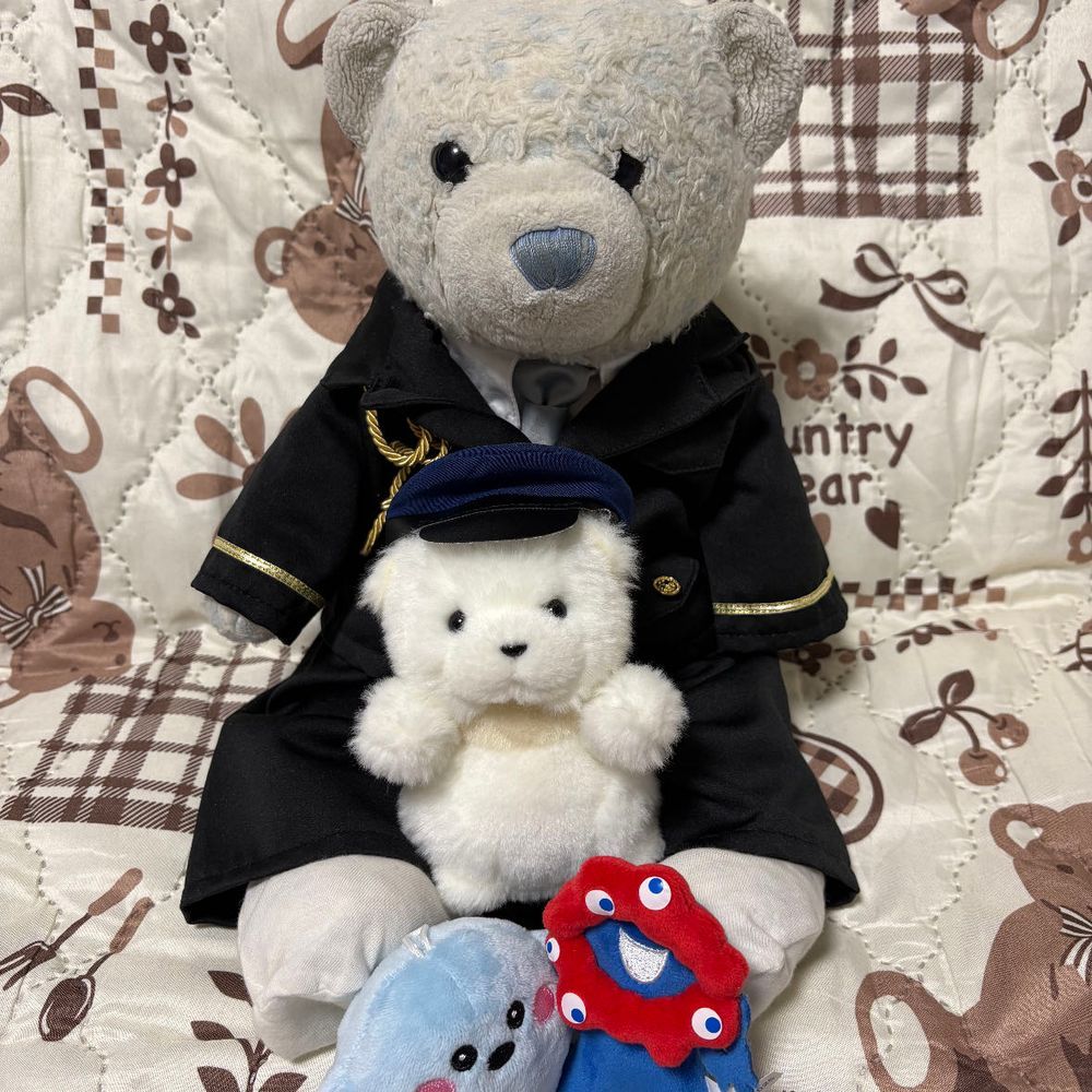 でかです！
けあちゃが　けいさつかんに　なってまちた！でかのだいすきな　けいさつかん…！
おぼうし　なくちちゃったでちか？でかのおぼうし　おかちちます！
ひざのうえにも　のせてもらいまちた！とっても　うれちです！